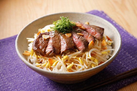 大豆モヤシと牛肉のステーキ丼