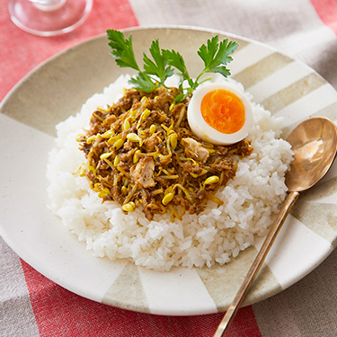 小粒大豆もやしとサバ缶のドライカレー風