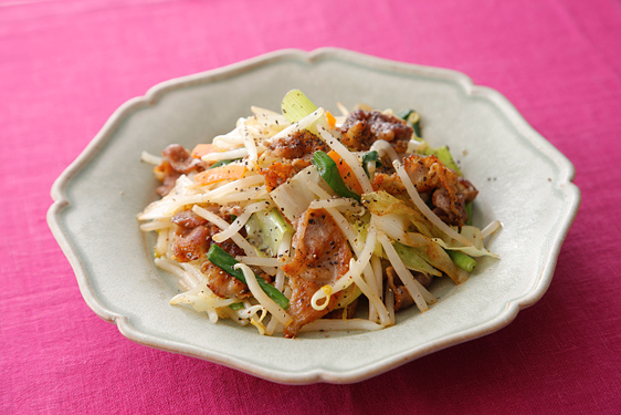 カリカリ豚肉とカット野菜の黒こしょう炒め