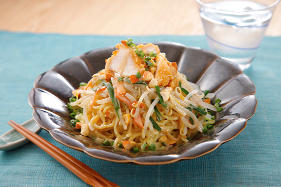 カット野菜とからあげのごまだれ中華麺