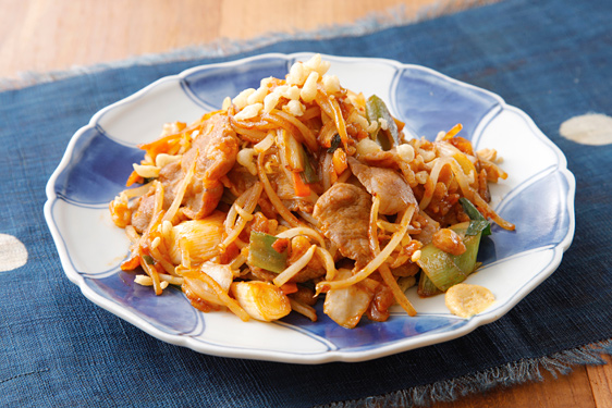 カット野菜と天かすのソース炒め