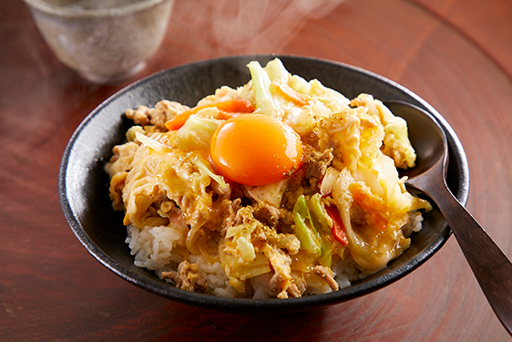 ひき肉とカット野菜のとろたま丼