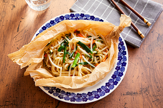 カット野菜とうどんのペーパー蒸し