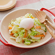 カット野菜と温泉卵のサラダ