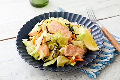 カット野菜とサーモンのレンジサラダ